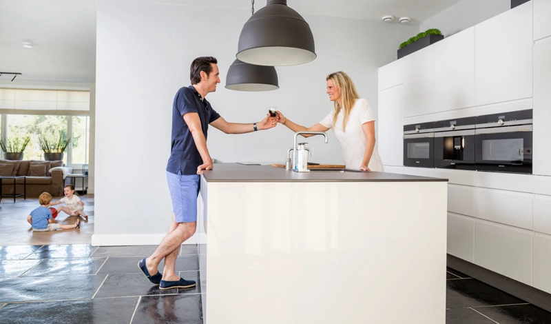 Villa nieuwbouw gezin proost in de keuken
