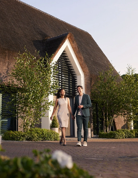 Echtpaar staat voor maatwerk villa