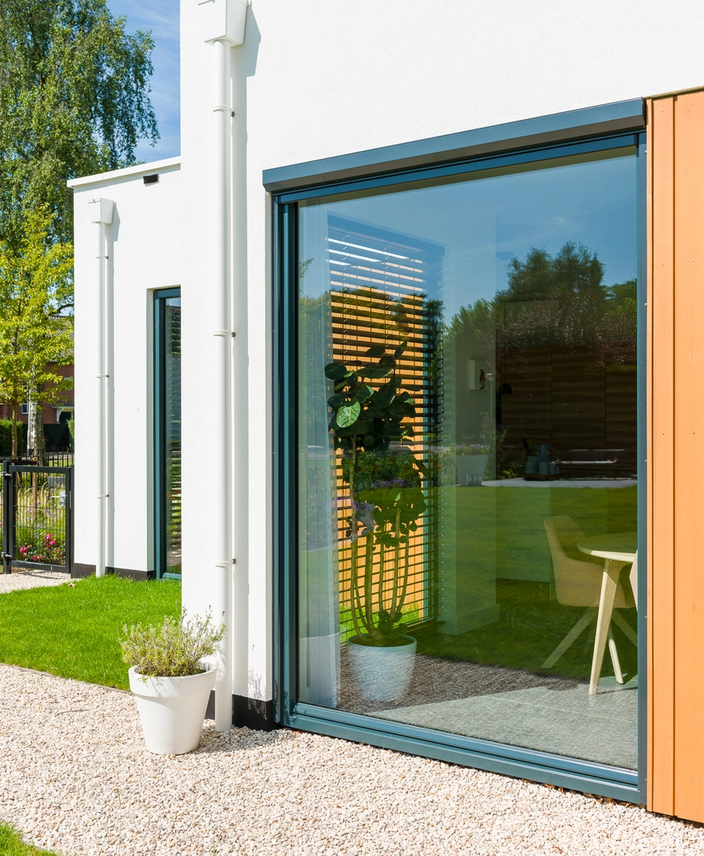 Bungalow met witte gevel
