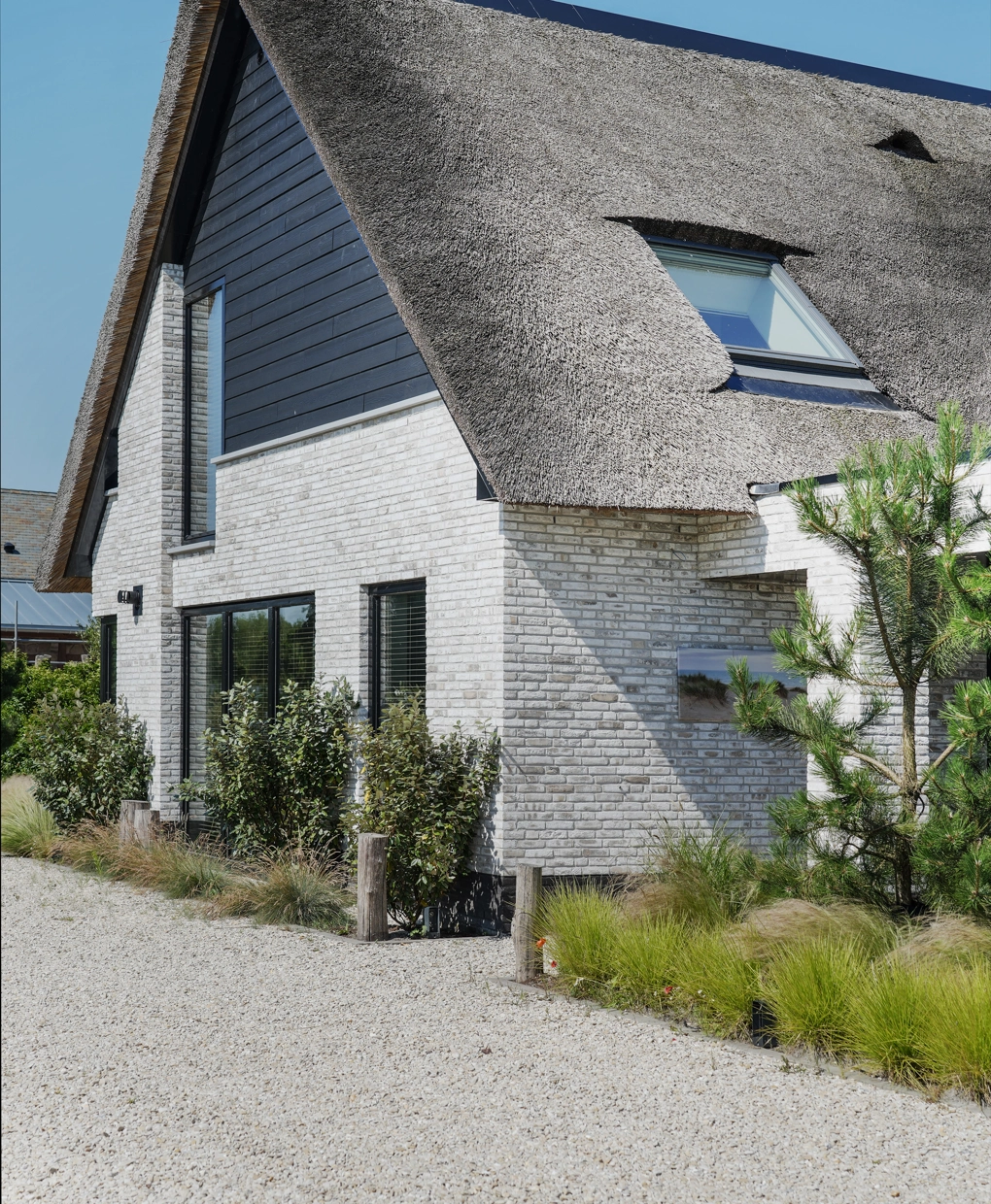 Zijaanzicht van moderne villa met grijze gevelbekleding