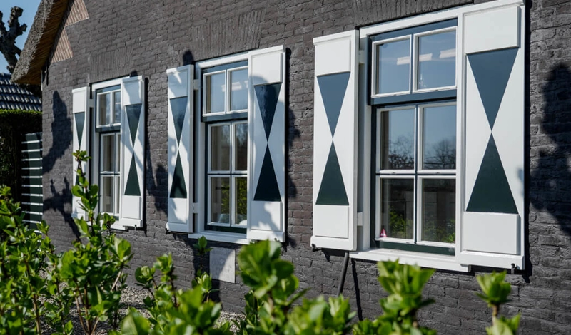 Landelijke boerderijwoning traditionele luiken