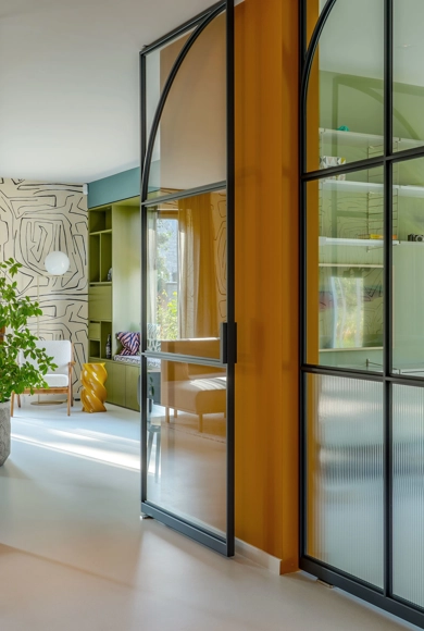 Eclectisch interieur met zwart stalen binnendeuren