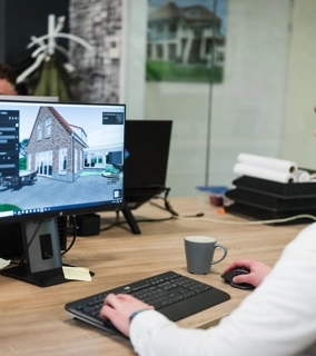 Modelleur maakt een 3D ontwerp van een villa op de computer