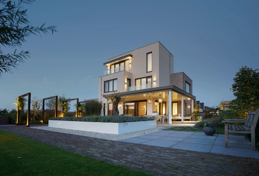 De achtergevel van een moderne kubistische villa