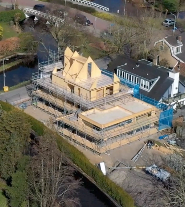 Een droneshot van een CLT casco in aanbouw