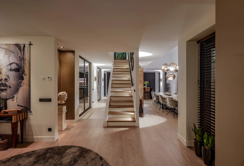 Warm en luxe interieur met zicht op eetkamer