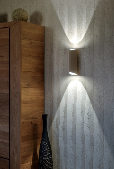 Interieur lichtarmatuur avond lichtval behang