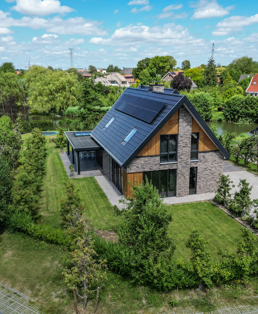 Bovenaanzicht van een duurzame villa met zonnepanelen