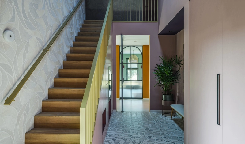 Trapopgang van een levendig interieur