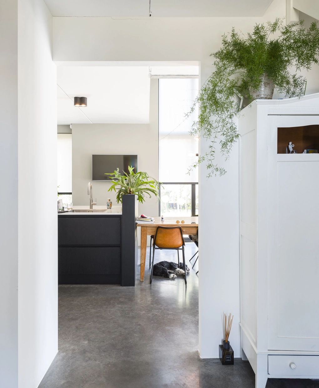 Modern interieur met doorkijkje
