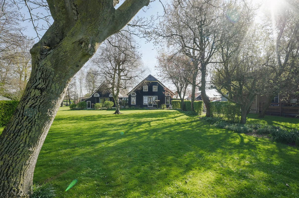 Vooraanzicht landelijke boerderijwoning met donkere gevel