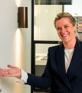 Hospitality medewerker verwelkomt klanten