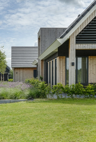 Uitsnede van zij-aanzicht schuurwoning met houten spant
