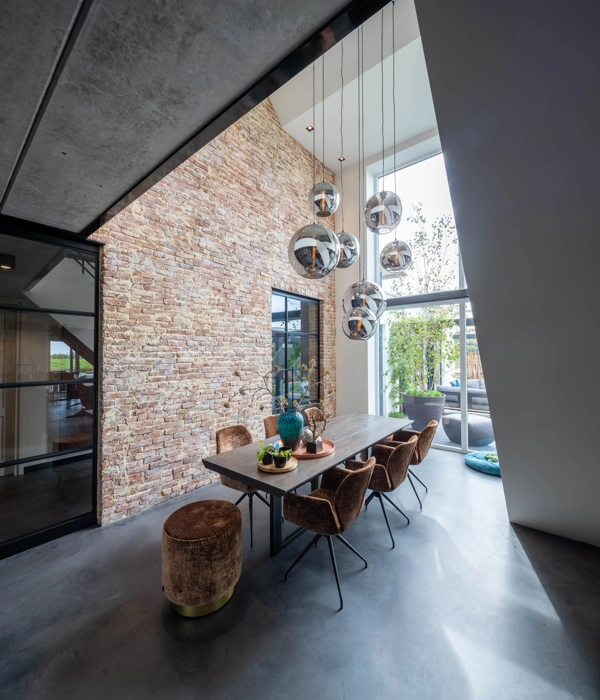 Moderne villa met industrieel interieur
