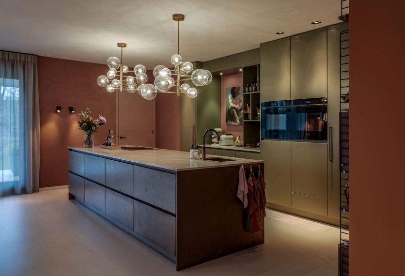 Keuken met warme tinten in een levendig interieur