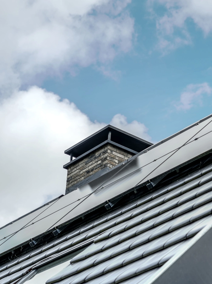 zijaanzicht schuurwoning met blauwelucht