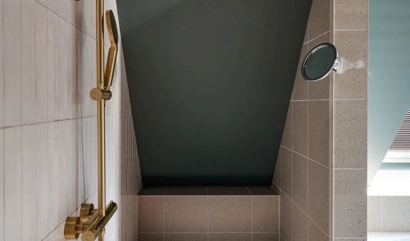 Inloopdouche met gouden hemeldouche en groene wandbedkleding