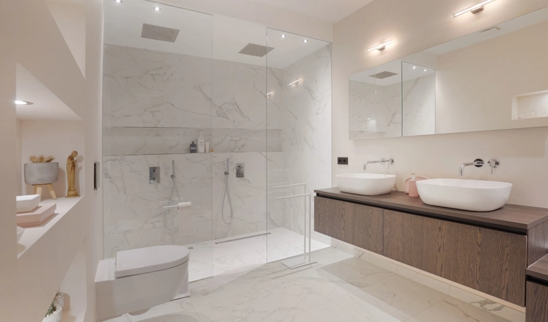 Modern badkamer interieur met lichte uitstraling en ligbad