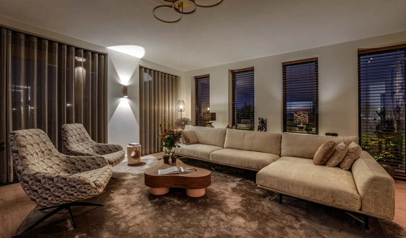 Interieur met woonkamer warme uitstraling avond raampartij