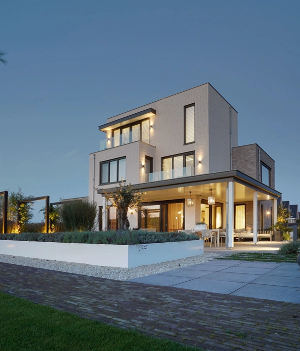Avondshot van een kubistische villa