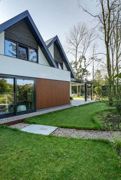 Eigentijdse villa hout elementen