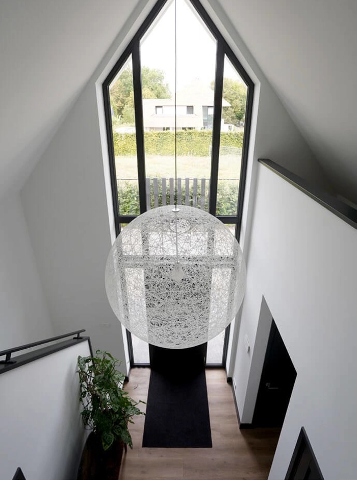 Luxe entree van een villa met witte wandafwerking