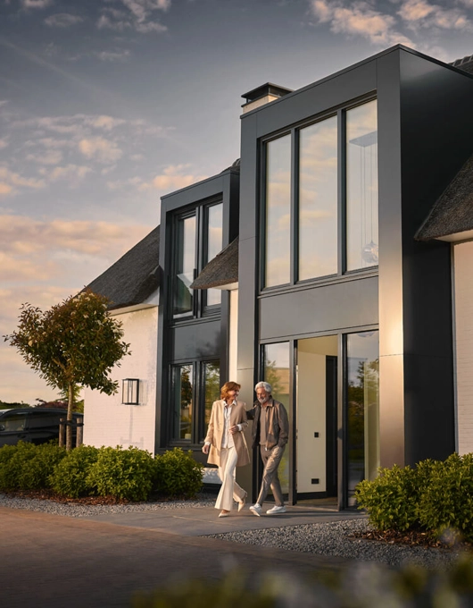 Echtpaar staat voor maatwerk villa